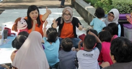 Ike Margareta dan Vera Prayuwati saat mendongeng bersama anak-anak di Alun-alun Kota Mojokerto/Foto pribadi