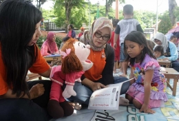 Seorang anak sedang mendengarkan dongeng dari Boneka Memey/Foto pribadi