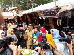 Gambar 1, Piasan Khanduri Boh Kayee, menarik perhatian pengunjung Pekan Budaya Aceh (PKA) VII (Doc. FMT)