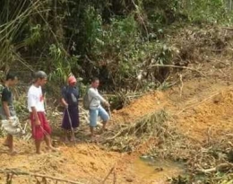 foto warga masyarakat desa Tangkan cek lokasi pengusuran lahan oleh PTKSL
