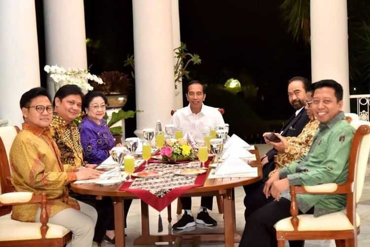 Presiden Joko Widodo saat mengenakan sepatu milik NAH project asal Bandung dalam acara makan malam bersama sejumlah ketua parpol, Senin (23/7/2018) malam. 