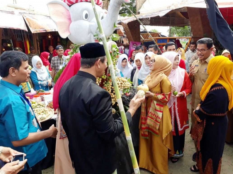 Gambar 3, Isteri Plt Gubernur Aceh, Dyah Erti Idawati menggunting pita tanda dimulainya piasan Khanduri Boh Kayee (Doc, FMT)