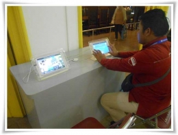 Pengunjung museum di depan monitor layar sentuh (Dokumentasi pribadi)