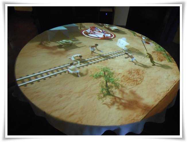 Teknologi video-mapping, menjadikan meja sebagai layar (Dokumentasi pribadi) 
