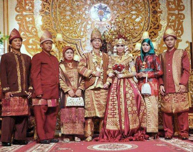 Ibu Rosma Hartiny bersama lima orang anak, dan menantu (Dok. Keluarga 2016)