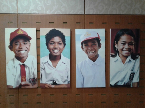 Membuat siswa-siswi tersenyum adalah tujuan utama pendidikan (sumber: dokumentasi Adica)