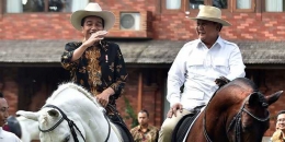 Jokowi di kediaman Prabowo, Hambalang (merdeka.com).
