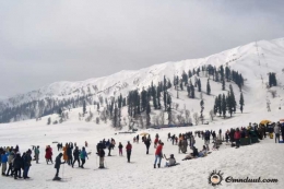 Suasana Gulmarg yang ada di Kashmir. Foto dari omnduut.com