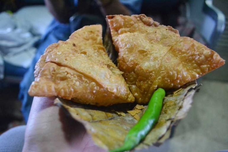 Samosa! rasanya enak, tapi nasi padang lebih enak hehe. Foto milik pribadi.