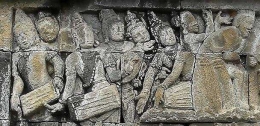 Salah satu relief menunjukkan instrumen gamelan - foto: dictio.id