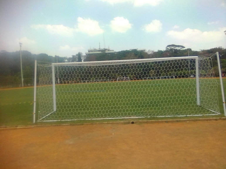 Lapangan sepakbola di Sarana Olah Raga Ganesha Bandung menggunakan jaring gawang dan rumput standar FIFA/Dok.Pribadi.