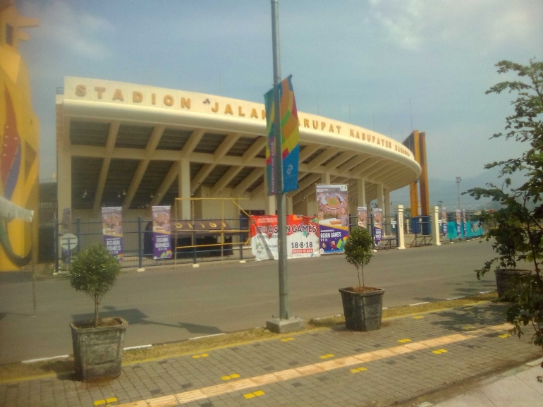 Pemasangan atribut Asian Games di Stadion Si Jalak Harupat Kab.Bandung/dok.Pribadi