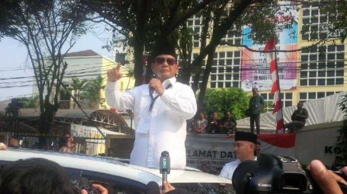 Prabowo berpidato dengan suara lantang di depan kantor KPU di atas mobil Lexus