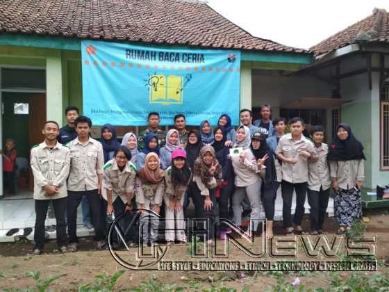 Mahasiswa UPI Bandung Bersama Satgas TMMD ke 102 di Rumah Baca Ceria yang berlokasi di RT03/19 Kampung Chihalimun Desa Cibereum Kecamatan Kertasari Kabupaten Bandung