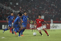 Pemain Timnas U-16 Indonesia, Brylian Aldama, mencoba melewati penjagaan pemain belakang Thailand pada laga final Piala AFF U-16 2018 di Stadion Gelora Delta Sidoarjo, 11 Agustus 2018. (foto: bolasport.com)