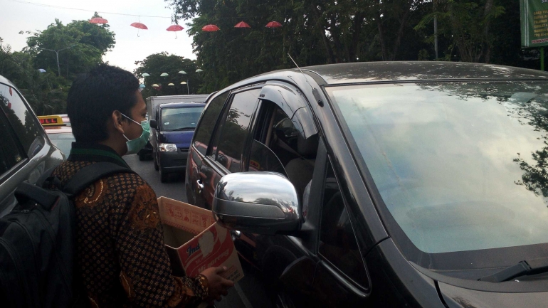 Penggalangan dana yang dilakukan oleh LPP HMI Cabang Surabaya di sekitaran jalan Surabaya. Sumber: Dok. pribadi/RH