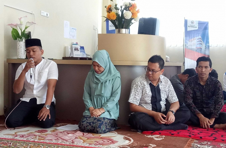 Muhammad Farizd mahasiswa Politeknik Kutaraja Program Studi Analis Keuangan membacakan ayat suci Al-Quran pada acara penyantunan anak yatim yang digelar di kampus tersebut, Sabtu (11/8). (Dokumentasi Pribadi) 