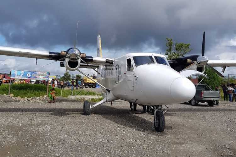 Pesawat Twin Otter Dimonim Air PK-HVU ditembaki orang tak dikenal di Bandara Kenyam, Kabupaten Nduga, Papua, Jumat (22/6/2018).