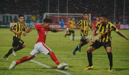 Foto : Striker Timnas U-16 Indonesia, Bagus Kahfi mencoba melewati pemain belakang Malaysia [instagram.com/wahyuhestind]