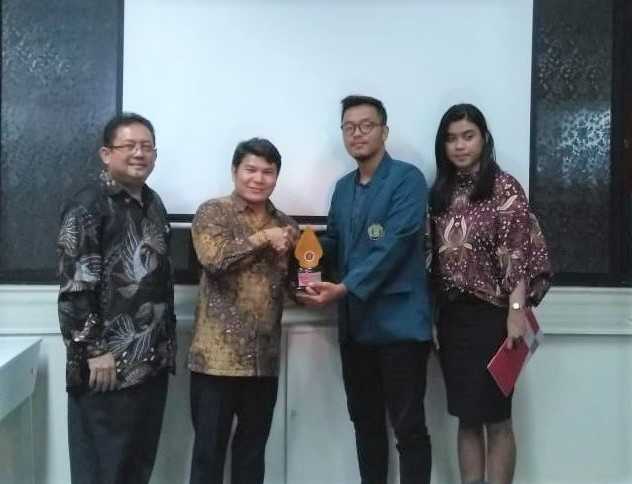 Dwi Mukti dan Benny S Butarbutar BPP PERHUMAS bersama mahasiswa Brawijaya kota Malang. dok. PERHUMAS