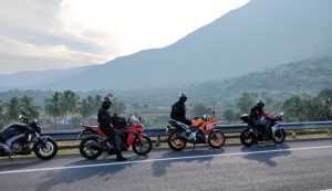 Sepeda motor, kendaraan yang begitu diandalkan dari di ibu kota hingga di pedesaan. Foto merupakan milik Astra Financial.