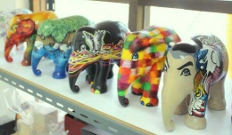 Patung gajah aneka warna (dok pribadi)