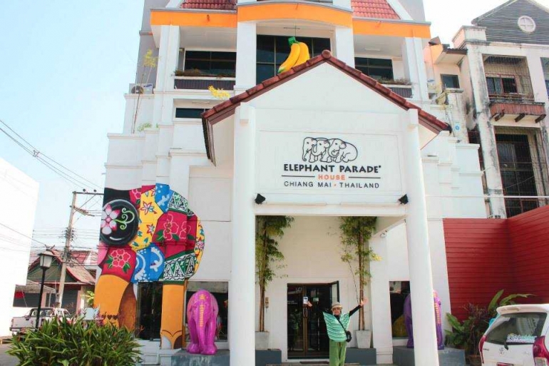 Penulis di depan gedung Elephant Parade (dok pribadi)