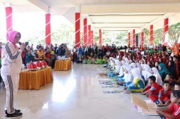 Ketua PKK Bantaeng beri arahan ribuan anak pada peringatan HAN 2018 di Tribun Pantai Seruni Bantaeng (11/08/2018).