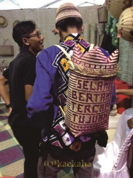 Tas punggung berbahan purun khas suku Dayak (Foto : @kaekaha)