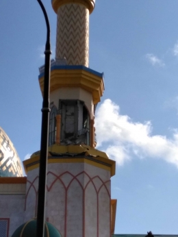 Salah satu menara Islamic Centre yang 'cedera' pasca gempa (foto koleksi pribadi)