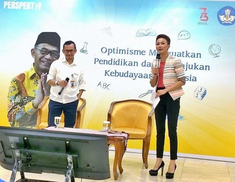 Narasumber Kompasiana Perspektif Ari Santoso dengan pemandu acara, Fristian Griec (dokpri).