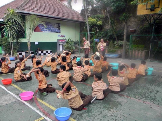 Permainan memindahkan air. - Dokumentasi pribadi