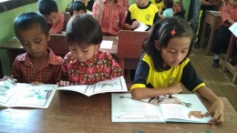 Anak-anak kelas satu, dua dan tiga diajak untuk membaca buku cerita dan komik tentang satwa serta buku cerita lainnya. Foto dok : Yayasan Palung