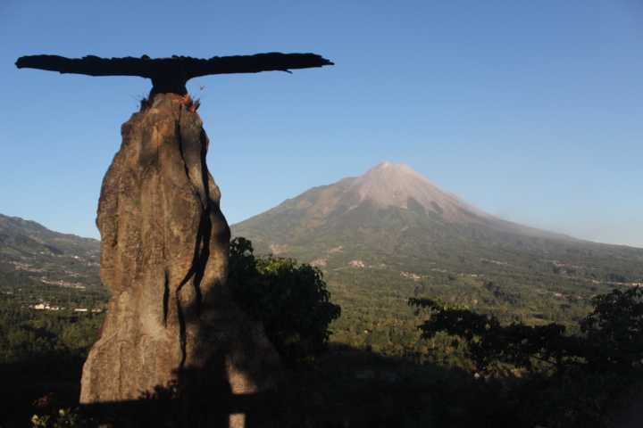Patung Puncak Garuda dengan latar pemandangan gunung Merapi di Ketep Pass Magelang