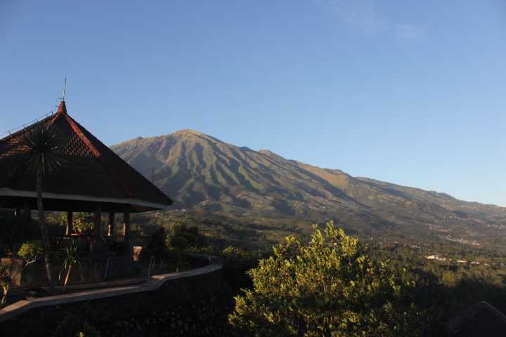 Melihat Merbabu pada suatu hari yang cerah di Ketep Pass