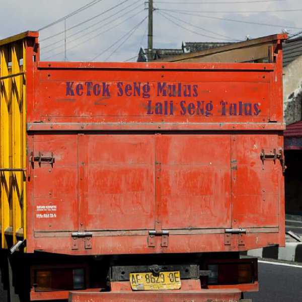 Frasa di pantat truk: Ketok seng mulus lali seng tulus. | bahasastra.com