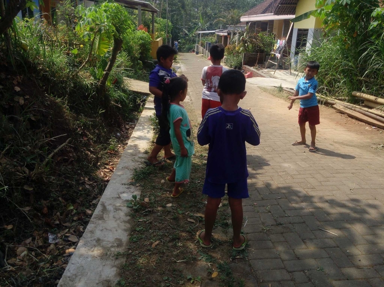 (Aktivitas bermain anak Dusun Turi, Kabupaten Malang)