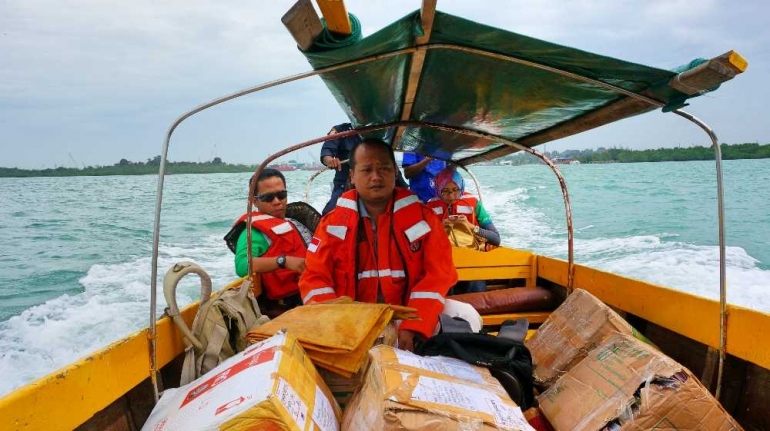 CSR TGI membawa buku-buku ke pulau Buluh