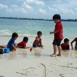 Sesampai di pulau Kelayang anak-anak asik bermain air tanpa ada yang mabuk  | dokpri
