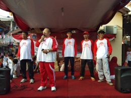 Ketua Panitia Jalan Sehat RW 06 Jati Pulo Wasito memberikan sambutan/dokpri