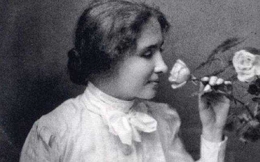 Helen Keller tidak hanya sekadar mencium aroma bunga; tetapi mengetahui perubahan musim dan pergantian bulan melalui aroma bunga. Sumber foto: www.indiatoday.in