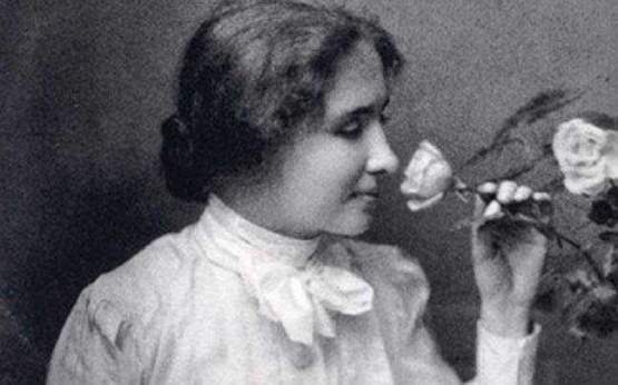Helen Keller tidak hanya sekadar mencium aroma bunga; tetapi mengetahui perubahan musim dan pergantian bulan melalui aroma bunga. Sumber foto: www.indiatoday.in