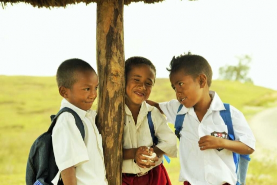 Tiga peserta didik tingkat SD di NTT rela berjalan kaki menuju sekolah yang jauh dari rumah