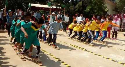 Permainan Tradisional Bakiak (Foto: Prattemm)