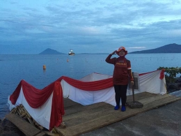 Berfoto sehari sebelum hari H penyelaman massal wanita penyelam Indonesia yang membentangkan bendera Merah Putih sepanjang 500 m di Pantai Mega Mas, Manado, Sulut. (Foto: Lisdiana Sari)