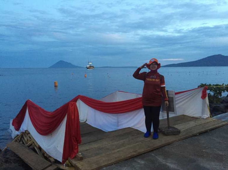 Berfoto sehari sebelum hari H penyelaman massal wanita penyelam Indonesia yang membentangkan bendera Merah Putih sepanjang 500 m di Pantai Mega Mas, Manado, Sulut. (Foto: Lisdiana Sari)