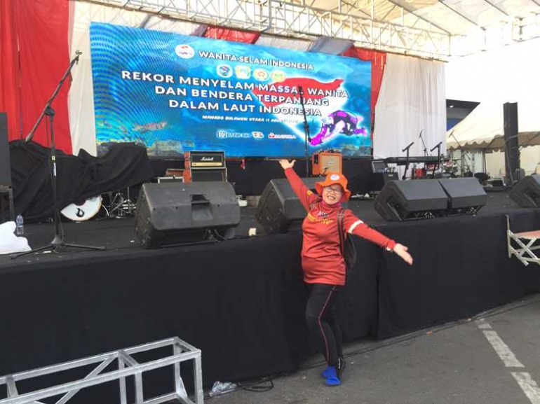 MANADO. Berpose dengan latarbelakang spanduk rekor penyelaman massa penyelam wanita Indonesia. (Foto: Lisdiana Sari)