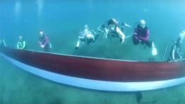 Pembentangan bendera Merah Putih sepanjang 500 m di kedalaman 8 m di Pantai Mega Mas, Manado, Sabtu, 11 Agustus 2018. (Foto: Pallawa News)