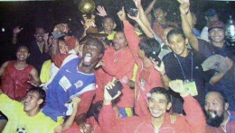 EUFORIA: Para penggawa Petrokimia Putra saat merayakan gelar juara Liga Indonesia mereka pada tahun 2002. | vamosarema.com
