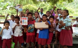 Murid-murid SD Inpres di Manokwari Selatan, Papua Barat befoto bersama paket buku yang saya kirimkan. Foto ini dikirimkan kepada saya oleh Dwi Satriani, guru sekolah tersebut (koleksi pribadi). 